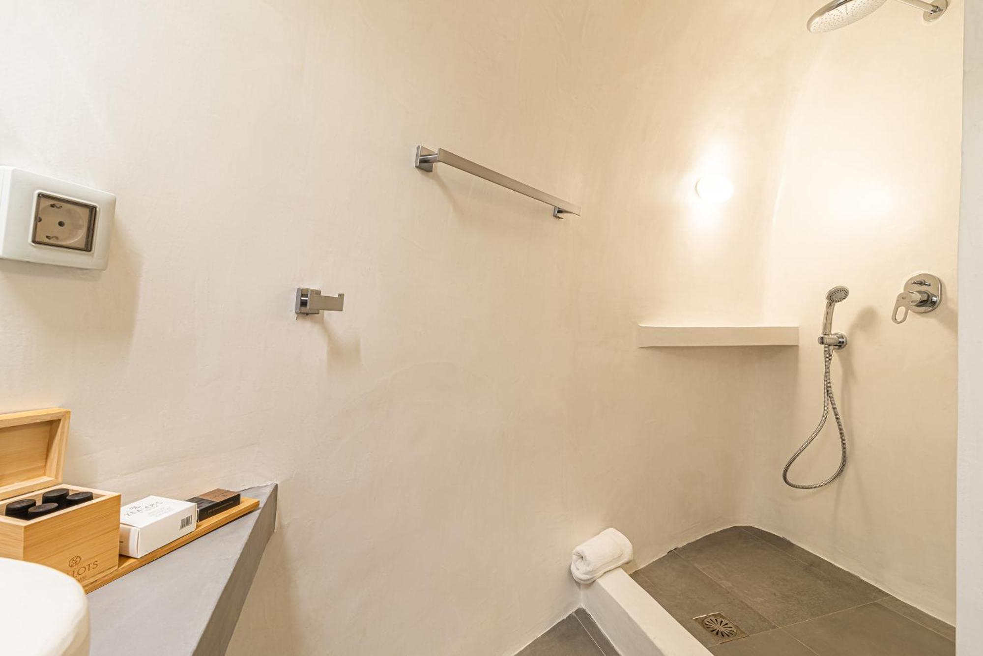 Villa Veneston Suites, Kapari Fira (Santorini)