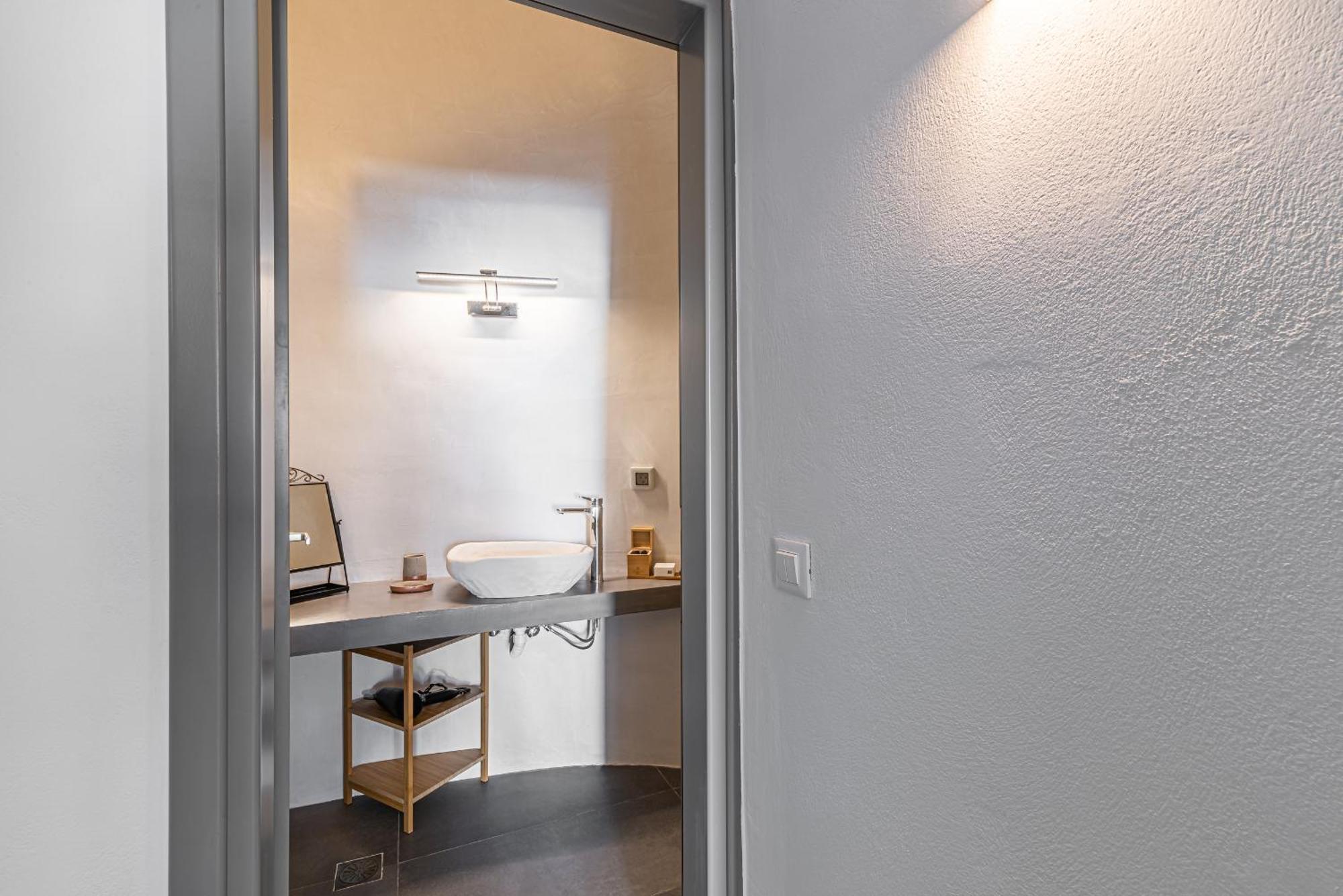 Villa Veneston Suites, Kapari
